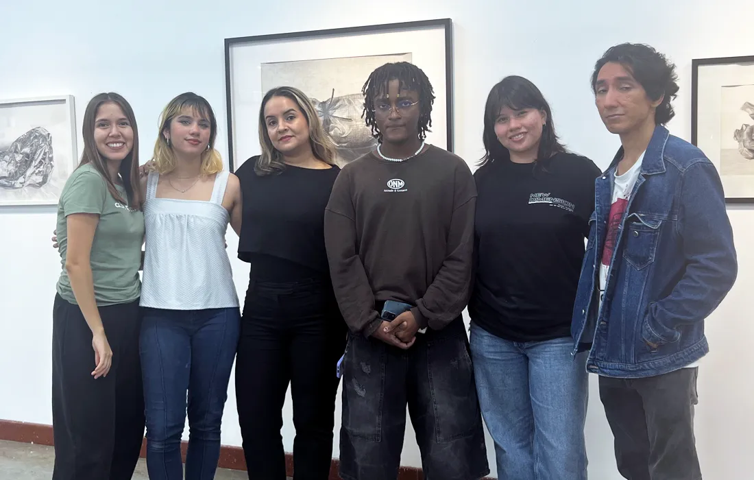 Estudiantes de Artes Visuales exploraron la memoria en la exposición 'Huellas entre lápiz y agua'
