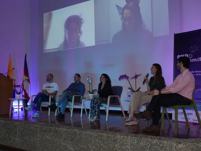 Jörgen Sjöberg, Camilo Peña, Paula Andrea Gómez, Sarina Kessler, Hesam Sadeghian, Natalia Román (virtual) y Magali Boffet (virtual) en el Panel “Mas cerca de lo que crees” en Exposemilleros 2025. 