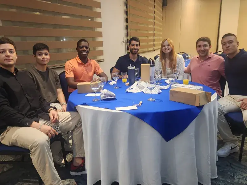 Egresados en el evento